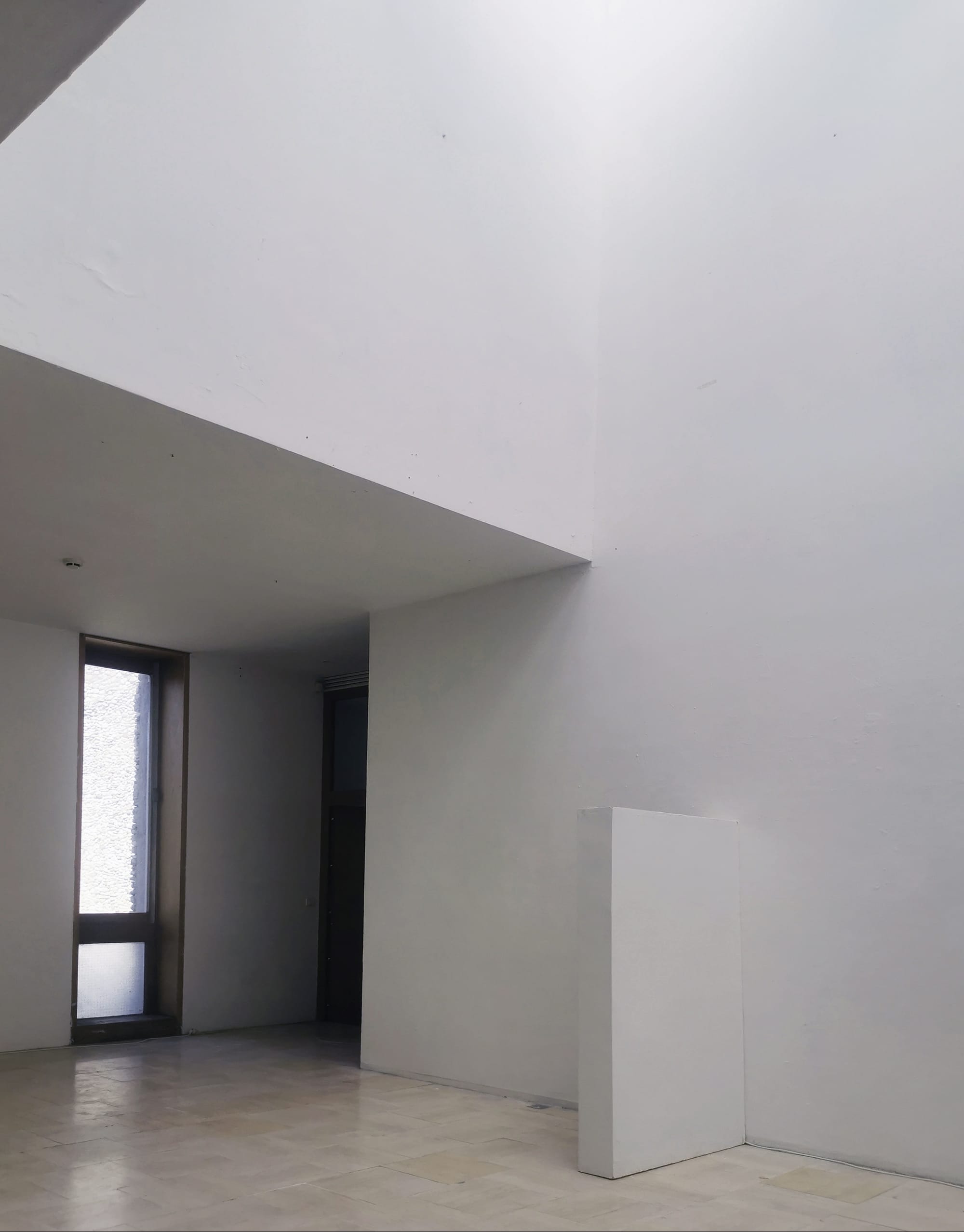 Abolir portes et fenêtres, 2021 Autre vue d'installation (mur en bois et enduit, enceintes, carte son)