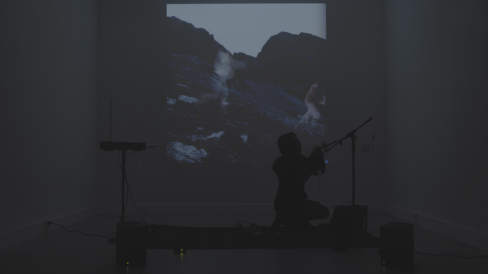 Introspection-Projection, 2024 performance sonore (bruitages, musique live pour accompagnement d’une vidéo diffusée en arrière-plan)